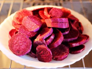 4、紫薯酸奶果仁芝麻饼,把切片的紫薯放入蒸箱里蒸15分钟。