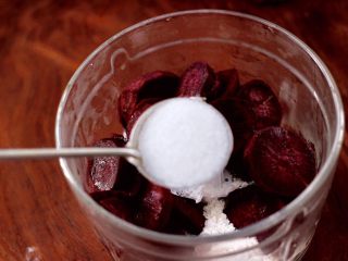 7、紫薯酸奶果仁芝麻饼,最后放入白糖，喜欢吃甜的可以多加一点糖。