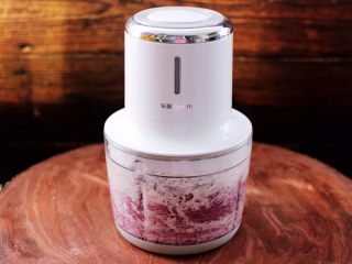 8、紫薯酸奶果仁芝麻饼,启动无线绞肉机，把所有的食材绞成泥状。