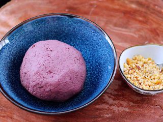 11、紫薯酸奶果仁芝麻饼,核桃仁也用绞肉机绞碎备用。