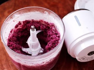 9、紫薯酸奶果仁芝麻饼,把绞成泥状的紫薯泥取出。