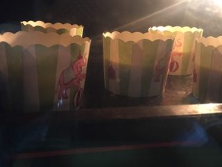 11、纸杯蛋糕,烤箱预热，170度上下火20分钟左右；PS：烤箱温度仅供参考！