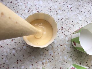 10、纸杯蛋糕,装入裱花袋，挤入纸杯里；