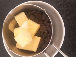 2、香浓巧克力爆浆面包,巧克力45克黄油25克隔水融化