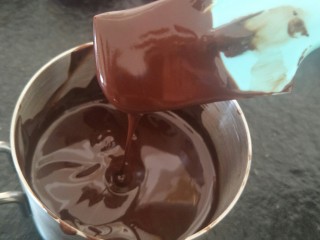 3、香浓巧克力爆浆面包,亮晶晶的＋25克蛋液