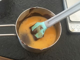 4、香浓巧克力爆浆面包,搅合搅合