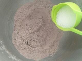 5、香浓巧克力爆浆面包,可可粉和高粉一起过筛＋糖＋盐(1.25克1/4量勺)