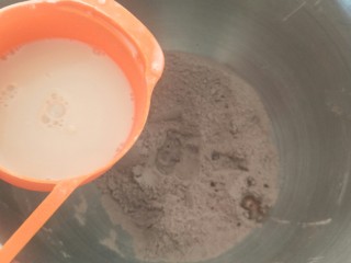 6、香浓巧克力爆浆面包,加入酵母水(90克水＋6克酵母)