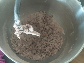 7、香浓巧克力爆浆面包,搅和搅和加入第3步的巧克力