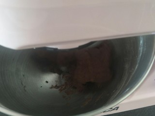 8、香浓巧克力爆浆面包,开打面团有点硬的话看着＋一点点水软的面团容易出膜揉到扩展阶段的膜并且是光面就OK了