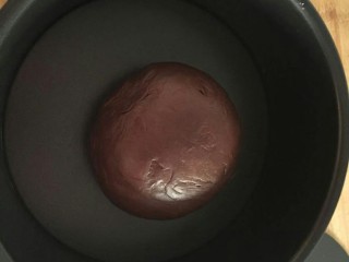 9、香浓巧克力爆浆面包,发酵28度冬天我用烤箱发酵功能，(我发现用不沾模具发的特别好干干净净的)