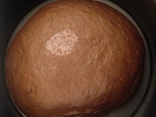 11、香浓巧克力爆浆面包,发到两倍大手指按压不回缩就是发好了