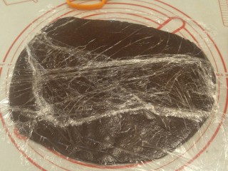 12、香浓巧克力爆浆面包,排气擀成椰圆形状松弛15分钟