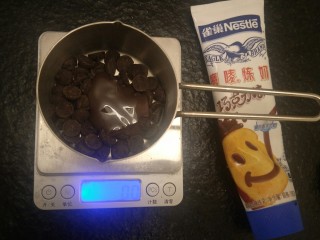 13、香浓巧克力爆浆面包,巧克35克我嫌巧克力太苦了加了15克巧克力炼奶＋25克黄油隔水融化