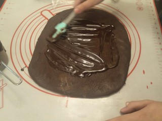 15、香浓巧克力爆浆面包,涂在面团上作为巧克力夹心周围一圈不要涂从侧门卷起