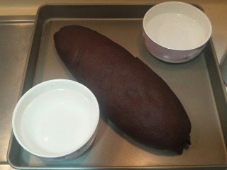 17、香浓巧克力爆浆面包,第二次发酵到手指轻轻压下去会慢慢回弹就是发酵完成烤箱180度预热