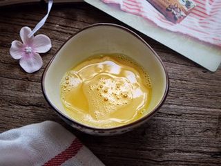 3、无油低脂 会拉丝的 爆浆芝士鸡米花,将2个鸡蛋打散 放入碗中备用