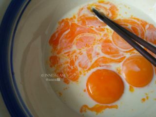 1、零失误完美【8寸戚风蛋糕】,蛋黄蛋清分开。取一大碗，倒入牛奶和玉米油，搅拌至完全混合乳化后，加入蛋黄搅拌均匀。