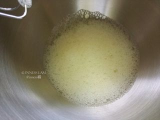 3、零失误完美【8寸戚风蛋糕】,此时预热烤箱，然后打发蛋白，注意打蛋白的容器一定要无水无油。蛋白加入几滴柠檬汁，先用打蛋器打至粗泡