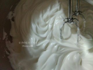 5、零失误完美【8寸戚风蛋糕】,打发至气泡细腻后再加入三分之一的细砂糖