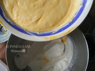 8、零失误完美【8寸戚风蛋糕】,把拌均匀的面糊倒入剩下的蛋白中
