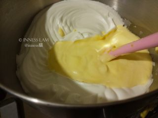 9、零失误完美【8寸戚风蛋糕】,翻拌或切拌都可以，混合均匀。其实只要蛋白打发到位，大可以放心地拌，不需要过分小心翼翼，因为如果一点一点拌，不但时间消耗过多，而且也不容易拌