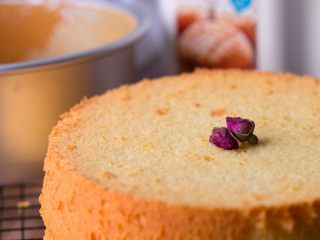 12、零失误完美【8寸戚风蛋糕】,烤好后取出，震两下，立刻倒扣在晾架上。待蛋糕完全冷却，注意一定要完全冷却了再脱模。可以用脱模刀在模具边上划一圈，脱模，完美。