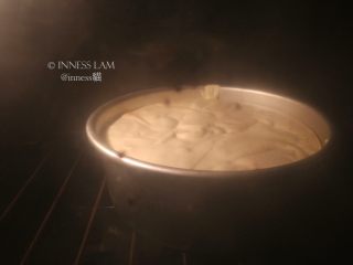 10、零失误完美【8寸戚风蛋糕】,混合好的蛋糕糊倒入铝制蛋糕模中，轻震几下震出大气泡后放入已预热好的烤箱中。如果烤箱温度不准确，一定要用烤箱温度计。140-150度，烤60分钟