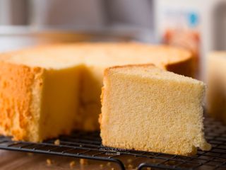 13、零失误完美【8寸戚风蛋糕】,切开，组织非常细腻均匀