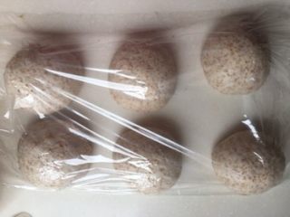 5、超柔软全麦吐司,将发酵好的面团排气，分割成三份后滚圆，松弛20分钟。（我这里是做了两条吐司的量）