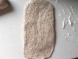 6、超柔软全麦吐司,取一个面团擀开，擀薄底边，自上而下卷起