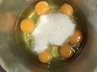 2、奶油海绵蛋糕,鸡蛋加入白糖。