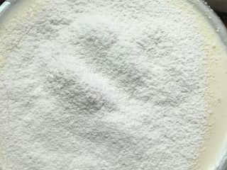 8、奶油海绵蛋糕,不要划圈。