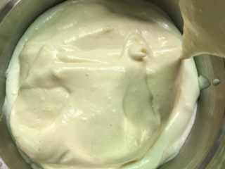 11、奶油海绵蛋糕,打一勺混合好的蛋糕糊到奶油里混合。