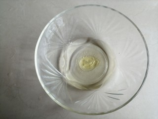 1、波浪纹双色戚风蛋糕,水和油倒入碗里