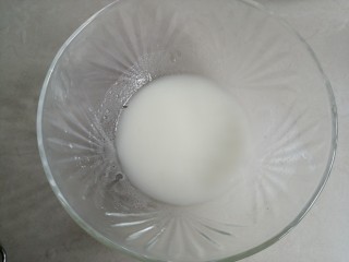 2、波浪纹双色戚风蛋糕,用蛋抽乳化好