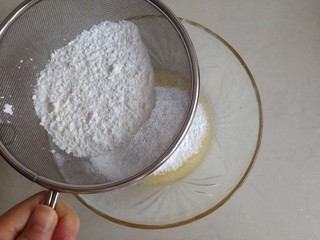 3、波浪纹双色戚风蛋糕,面粉过筛