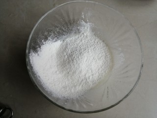 4、波浪纹双色戚风蛋糕,过筛后的面粉更易拌匀