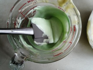 9、波浪纹双色戚风蛋糕,其中一份的蛋白霜，取1/3蛋白霜与加了色素的蛋黄糊翻拌均匀，再倒回剩余的蛋白霜里，翻拌成细腻的蛋糕糊