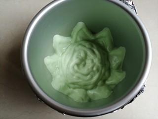 11、波浪纹双色戚风蛋糕,把绿色的蛋糕糊挤在模具底部，并贴着模具壁挤出一个个小山丘形状，要挤得厚一点