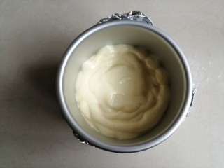 12、波浪纹双色戚风蛋糕,再把原色的蛋糕糊挤入，轻震一下模具