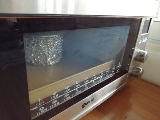 13、波浪纹双色戚风蛋糕,放入已经提前预热到上火120度，下火150度的东菱K40C烤箱下层，烘烤30分钟左右