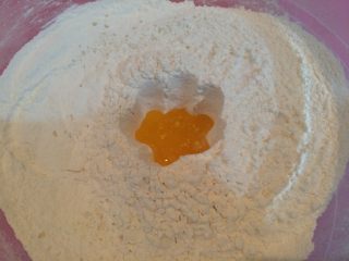 6、班尼迪克蛋 英式马芬 水波蛋 荷兰酱做法,中间挖一小个洞，倒入15g融化好的黄油。