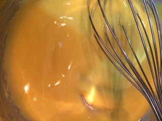 17、班尼迪克蛋 英式马芬 水波蛋 荷兰酱做法,用手动打蛋器或筷子不停地搅拌，直至颜色变浅，变粘稠，能够黏在打蛋器上即可，立马停止加热，如果变成固体就不能用了，需要重做，所以千万不要碰到水