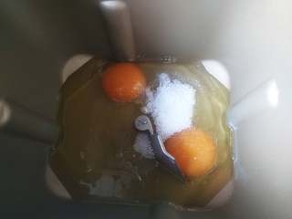 1、喜饼,将鸡蛋、白糖、花生油和酵母放入面包桶，启动面包机，搅拌均匀