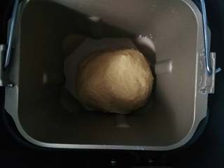 2、喜饼,加入中筋面粉，揉成光滑的面団