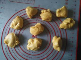 4、喜饼,将面团排气，平均分成9份