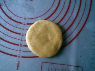 6、喜饼,擀成圆饼状
