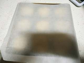 9、喜饼,在饼上盖油纸