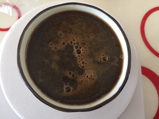 2、伯爵红茶核果软欧,倒入温开水,融化红糖粉,稍微放凉一下